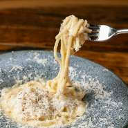 中京の人気複合施設「新風館」のホテル内にあり、広いカウンター席もあるゆったりした空間で憩えます。アラカルトが充実した自由度が高いメニューもうれしいポイント。京都の一人旅グルメにも格好の場です。