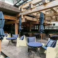 京都中心部では貴重な愛犬連れで憩える空間を用意。ルーフトップバーのテラス席で食事を楽しみながら、ペットと過ごせます（事前に利用同意書にサインが必要など、諸規約あり）。詳細は店舗にお問い合わせください。