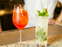 アルコール＆ノンアルコールが10種以上揃い、季節ごとに趣向と味わいを変えて提供。自家製ドリンクも評判の味わいです！
※詳細は店舗でご案内します。
※表示価格には消費税10％とサービス料10％が含まれます。