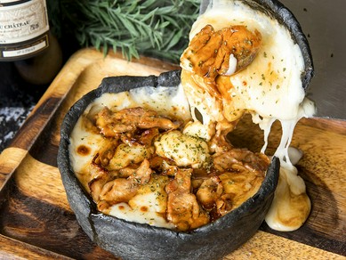 シカゴピザにボルケーノパスタ、友人とシェアしたいメニュー多数