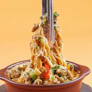鮮やかな野菜の色合いを楽しみながら、チーズと自家製ミートソースの濃厚な味わいをお楽しみください♪