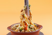 鮮やかな野菜の色合いを楽しみながら、チーズと自家製ミートソースの濃厚な味わいをお楽しみください♪