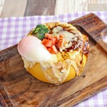 たっぷりの濃厚ミートソースで絡めたパスタにたっぷりチーズ、ハンバーグと温泉卵をトッピング！ボリューム満点ボルケーノを熱々でお楽しみください☆
