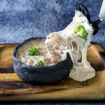 濃厚チーズを竹炭生地でいただく『シカゴピザ』