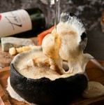 4種チーズの最強ピザ！　北海道産生はちみつをかけて極上の味わいに！