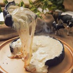 竹炭を独自にブレンドした生地にモッツアレラのとろ～りとろ～りチーズがとまらない!!