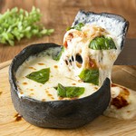 ピザの王道マルゲリータがシカゴピザに！いつもよりたっぷりのチーズで満たされる～。