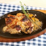 塩麹でマリネして柔らかく焼き上げた鶏もも肉に、さっぱりタマネギソースが香ばしい♪