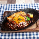 大判で焼き上げた熱々肉汁ハンバーグ♪チーズとの相性抜群！