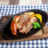 うま味の波が押し寄せる肉感たっぷりの北海道ベーコンとソーセージ