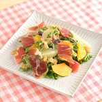 生はちみつで軽くマリネしたフレッシュフルーツと生ハムの塩味と自家製の生はちみつドレッシングの絶妙なバランス♪