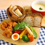 スパイスとハーブをきかせた自家製フライドチキンをチーズでフォンデュ♪