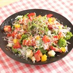 こだわりの製法で作られた味・香りが絶品のベーコンを使用！さっぱりとした自家製シーザードレッシングとグラナパダーノチーズをかけて♪