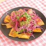 パクチーとライムをきかせたグアカモーレをチップスに乗せてナチョスのようなサラダ♪