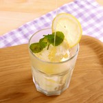 生はちみつをたっぷり使ったレモネードシロップをアイスにたっぷりかけて♪