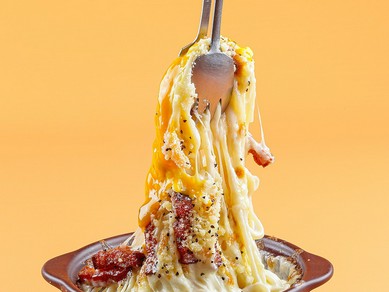 チーズたっぷり。アツアツ豪快な『ボルケーノパスタ』