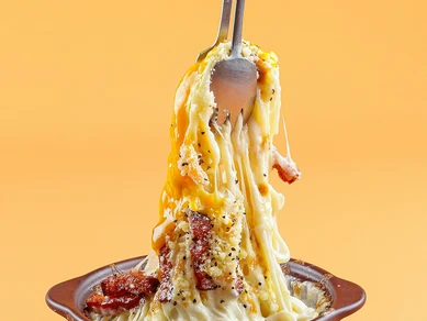 チーズたっぷり。アツアツ豪快な『ボルケーノパスタ』