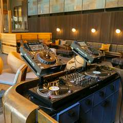 銅のブースが奏でる音楽とともに、活気あふれる夜を過ごす