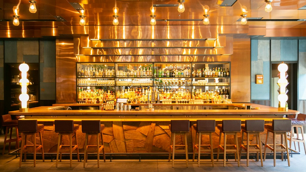 洗練されたインテリアと柔らかな照明が、会話を弾ませる