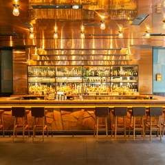 洗練されたインテリアと柔らかな照明が、会話を弾ませる