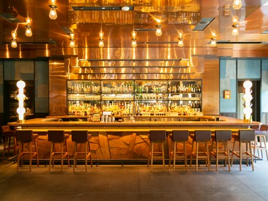 洗練されたインテリアと柔らかな照明が、会話を弾ませる