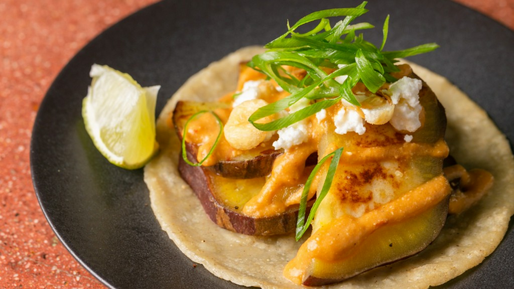 国内外問わず、人気の高い一品『スイートポテト・九条ネギ・カシューナッツサルサのタコス』