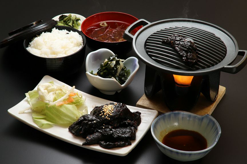 捕鯨の街として賑わった鮎川だから出せる鯨料理