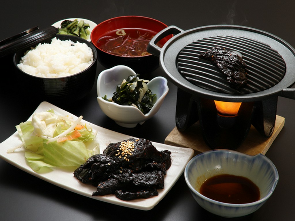 捕鯨の街として賑わった鮎川だから出せる鯨料理