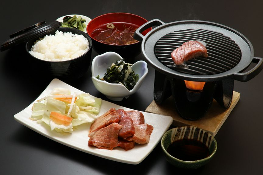 鯨肉に海鮮、さらに宮城で有名な食材の一つ牛タンも提供