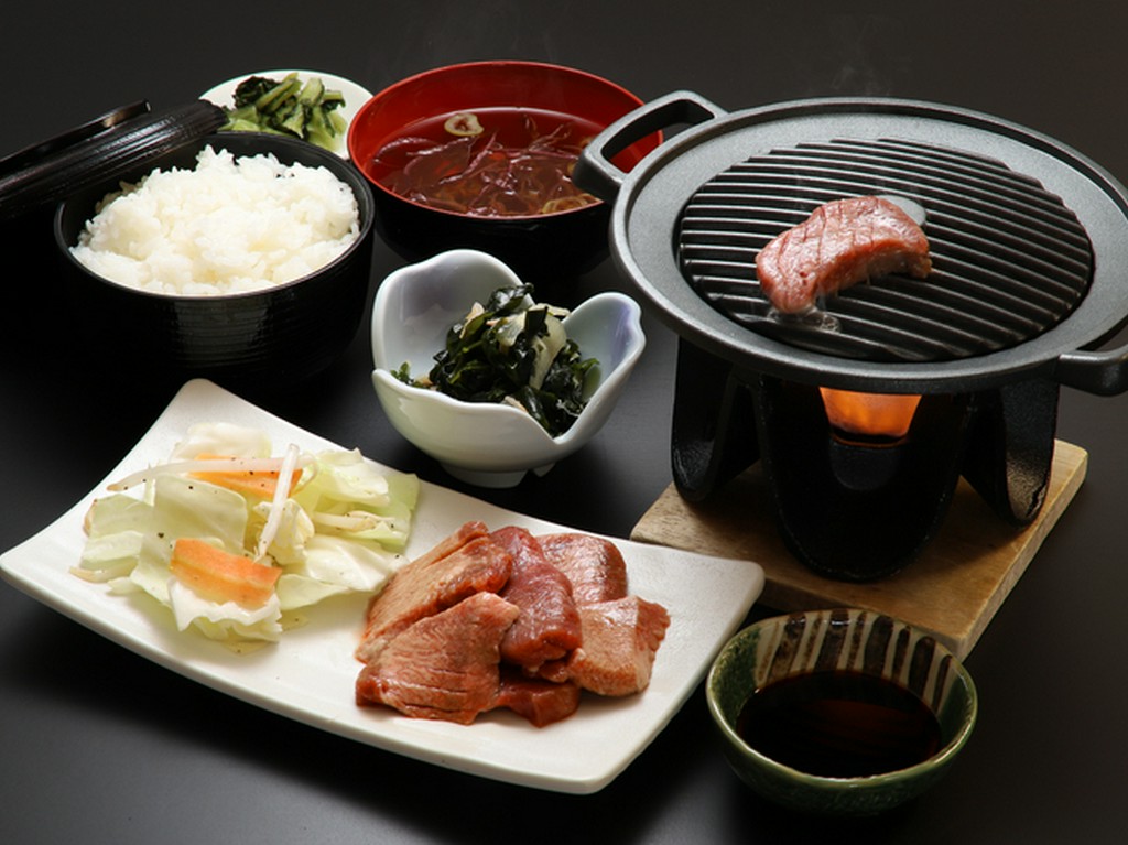 鯨肉に海鮮、さらに宮城で有名な食材の一つ牛タンも提供