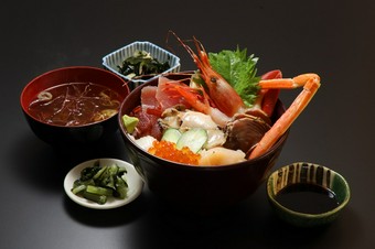 獲れたての海の幸を、丼からはみ出すほど盛り付けた『海鮮丼』