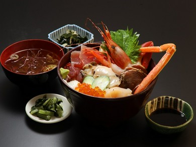 獲れたての海の幸を、丼からはみ出すほど盛り付けた『海鮮丼』