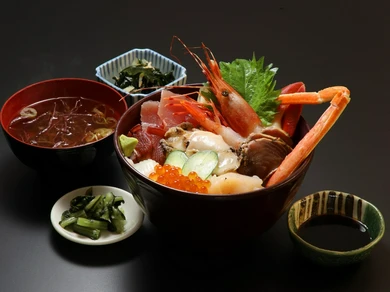 獲れたての海の幸を、丼からはみ出すほど盛り付けた『海鮮丼』