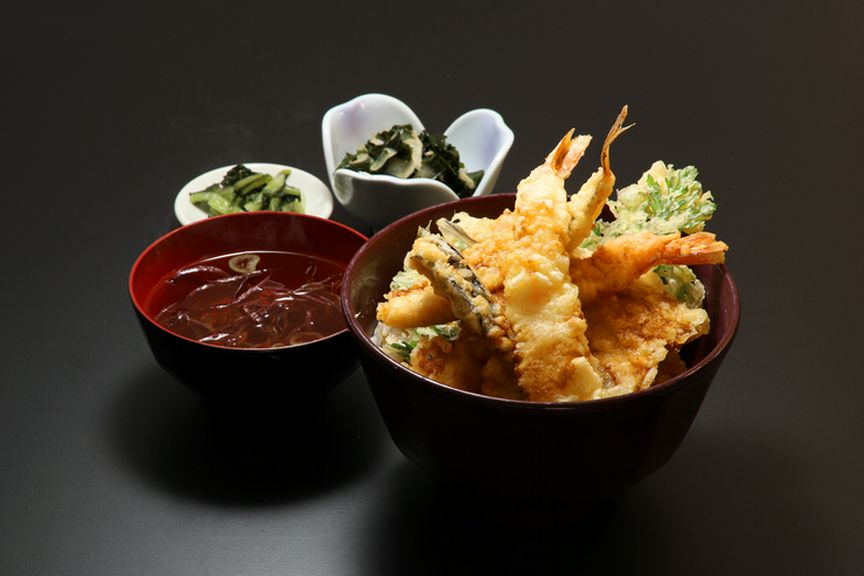 新鮮な魚介類を、絶妙な火加減でカラッと揚げた『海鮮天丼』