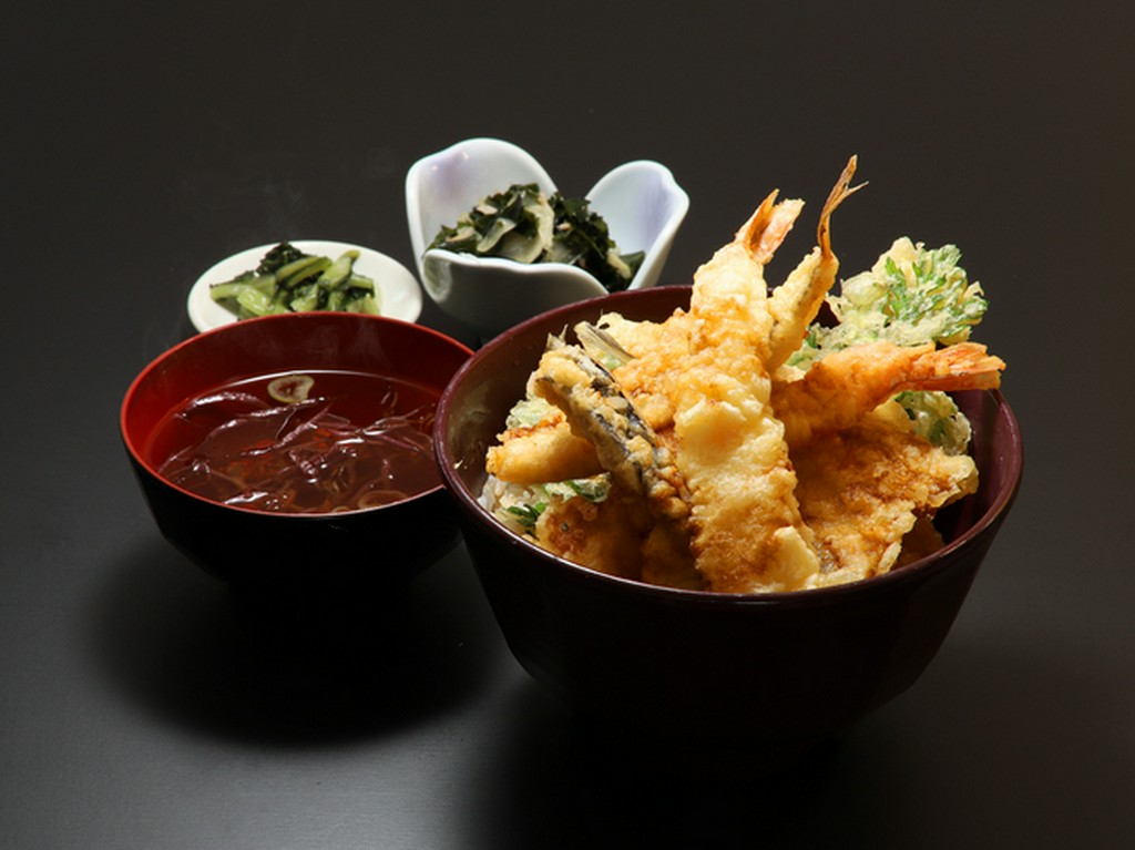 新鮮な魚介類を、絶妙な火加減でカラッと揚げた『海鮮天丼』