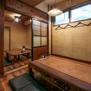 店内には、昭和初期をイメージしてデザインされた座敷が用意されています。個室タイプなので、ビジネスシーンでの接待や会食、各種宴会など幅広いシーンで利用可能。落ち着きのあるひとときを過ごせる空間です。