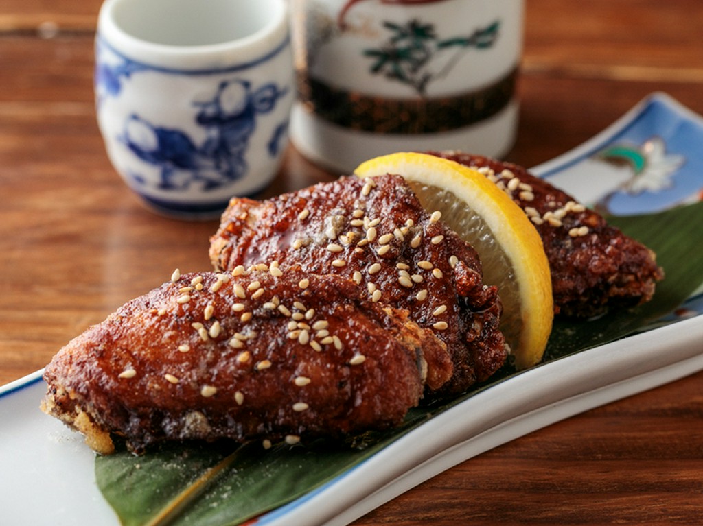 外はカリッと中はふっくらジューシー。後を引くおいしさが自慢『やみつき中毒手羽先（3本）』