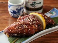 外はカリッと中はふっくらジューシー。後を引くおいしさが自慢『やみつき中毒手羽先（3本）』
