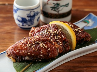 外はカリッと中はふっくらジューシー。後を引くおいしさが自慢『やみつき中毒手羽先（3本）』