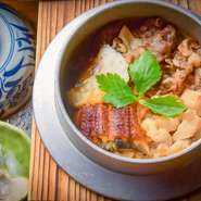 黒毛和牛、鶏、鰻、鯛の豪華な4種類の具材が、ふっくら炊き上げたご飯の上に贅沢に並ぶ逸品。見た目の華やかさはもちろん、それぞれの素材の旨みが際立ちます。
