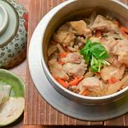 上質な国産若鶏のモモ肉を使用し、店特製のだしとともにふっくら炊き上げた釜めし。鶏の旨みがご飯にしっかりと染み込んでおり、噛むたびに幸せな味わいが広がります。