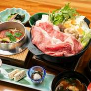 店が大切にしているのは、料理のおいしさだけではありません。ゲストが心からくつろぎ、気持ちよく食事ができる空間をつくる。そのためにスタッフ全員で丁寧な接客を心がけ、細やかな心配りを意識しているそうです。