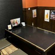 木の温もりを感じられる落ち着いた空間で、丁寧に仕上げた料理の香りや味をじっくり楽しめます。気取らずにお互いの距離を少しずつ近づける、そんな時間を過ごしてみませんか。