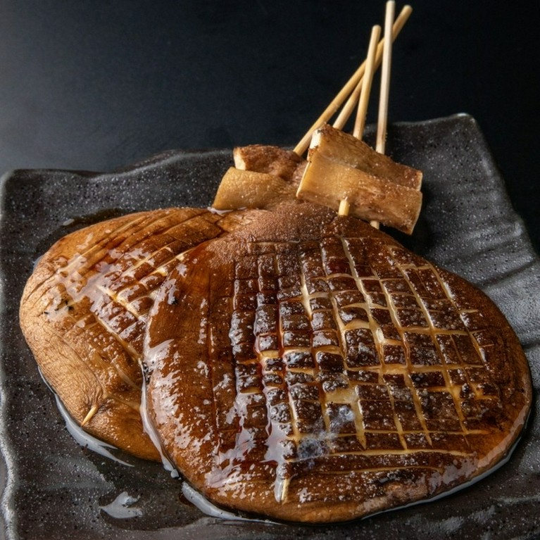 じっくり焼き上げることで、自然のおいしさを味わい尽くす『九重清流育ち　やまめ一本焼き』