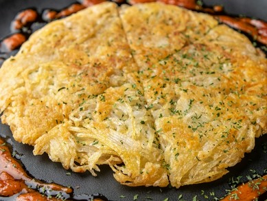 こんがり焼き上げたじゃが芋と香ばしいチーズの香ばしさが抜群『パリッとじゃが芋のチーズ焼き』