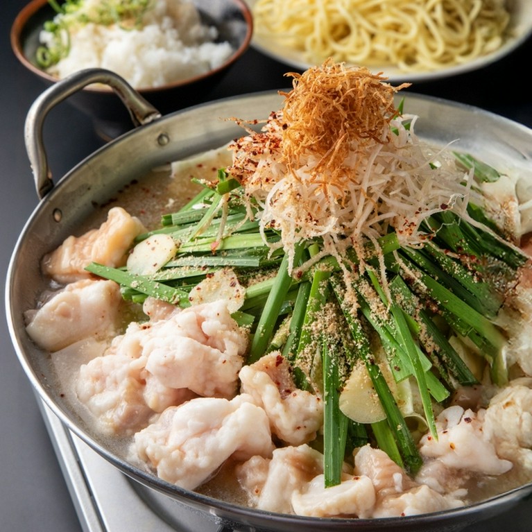 ふんわり優しい味わいの「白」と、濃厚でスパイシーな「赤」のどちらか選べる『博多もつ鍋　赤・白』