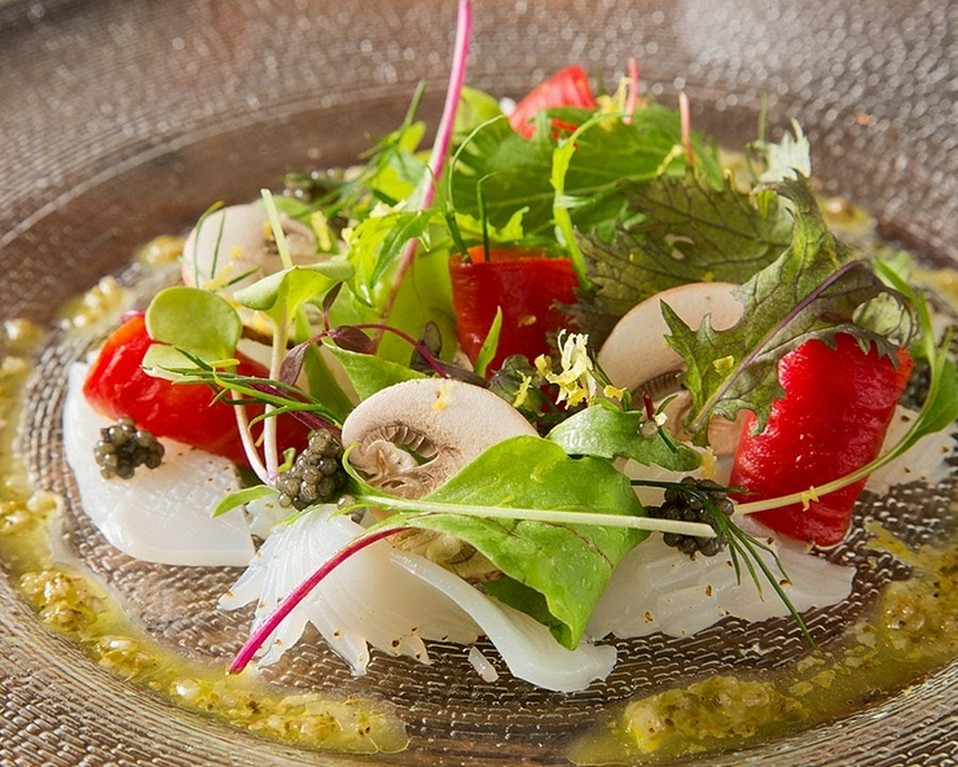 季節の野菜や旬の魚を使った華やかなフランス料理