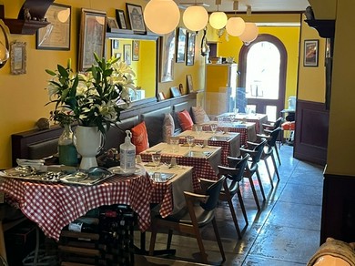 まるでパリのビストロにいるかのような気分を満喫