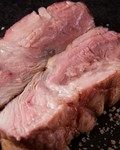 塊肉を1時間半くらい炭火の遠火でじっくりと火入れ。柔らかすぎず、ジューシーな仕上がりです。