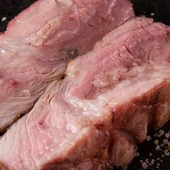 ジューシーで肉の旨みを堪能できる『特選豚の炭火焼』
